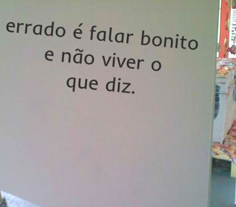 Frases de Boa Noite Errado é falar bonito e não VIVER o que diz.