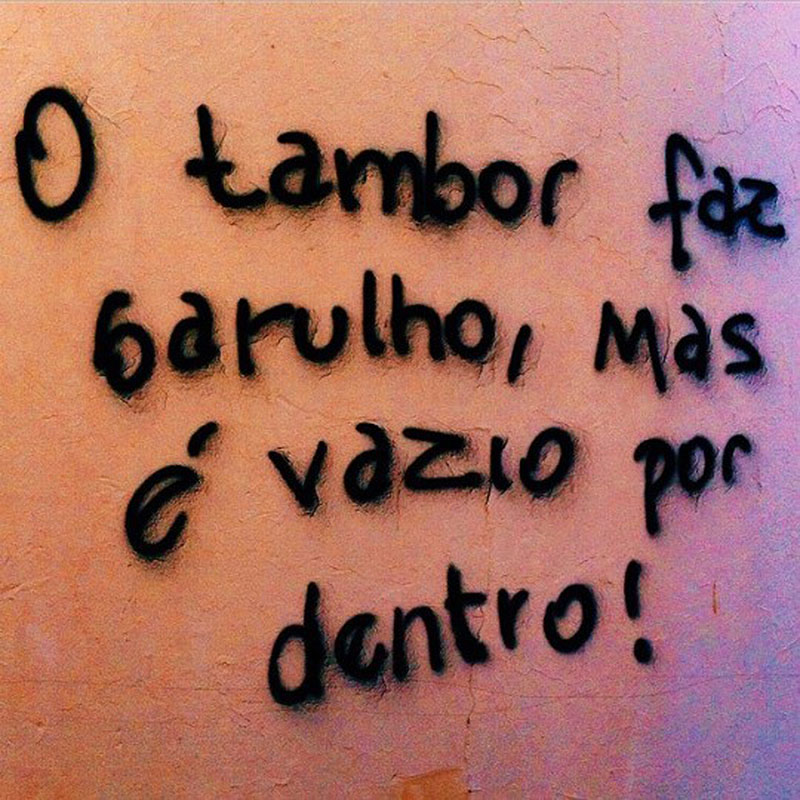 O tambor faz barulho, mas é vazio por dentro.