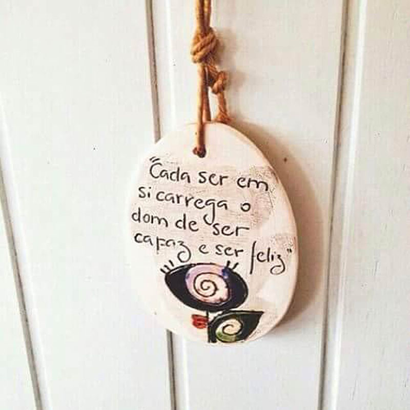 Cada ser em si carrega o dom de ser capaz e ser feliz.